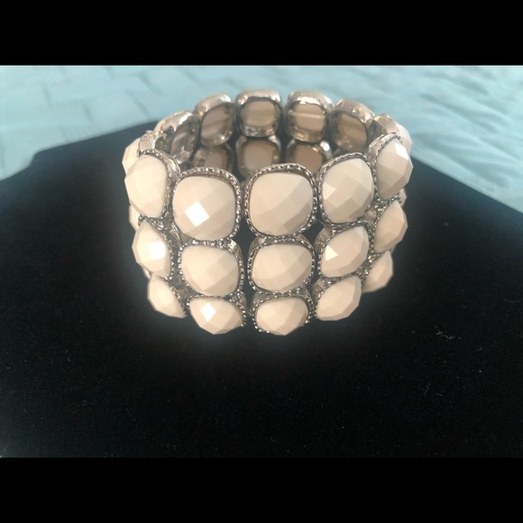 Fashion Jewelry White Stone Stretchable Bracelet - Picture 3 of 5
